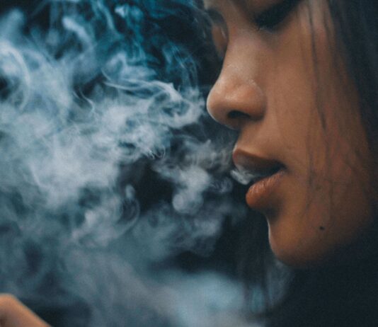 does smoking weed cause acne